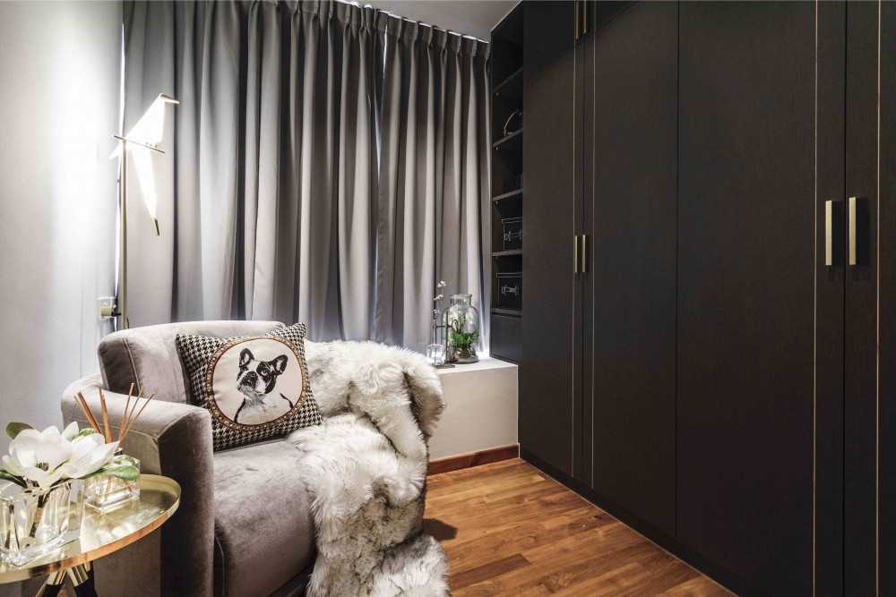 Contemporary Walk-in Wardrobe with Mirror and Wardrobe