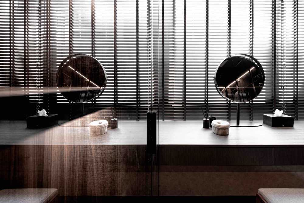 Modern Walk-in Wardrobe with Mirror and Wardrobe
