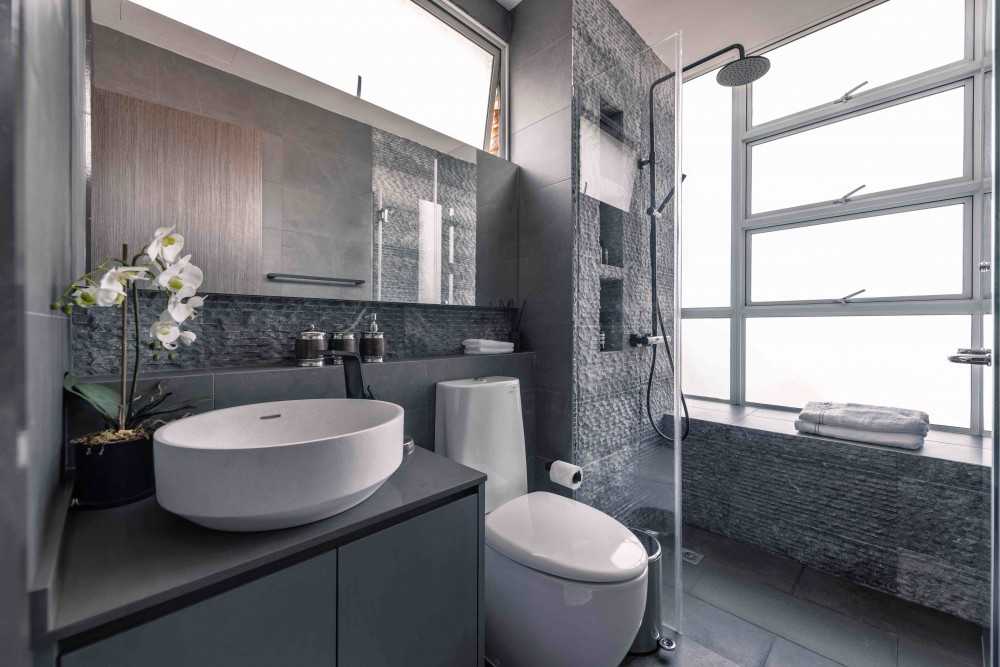 Modern Bathroom with Mirror and Bathroom Storage