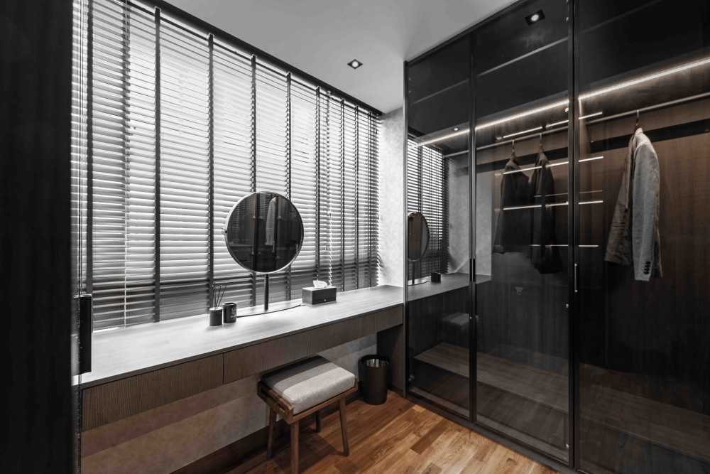 Modern Walk-in Wardrobe with Mirror and Wardrobe