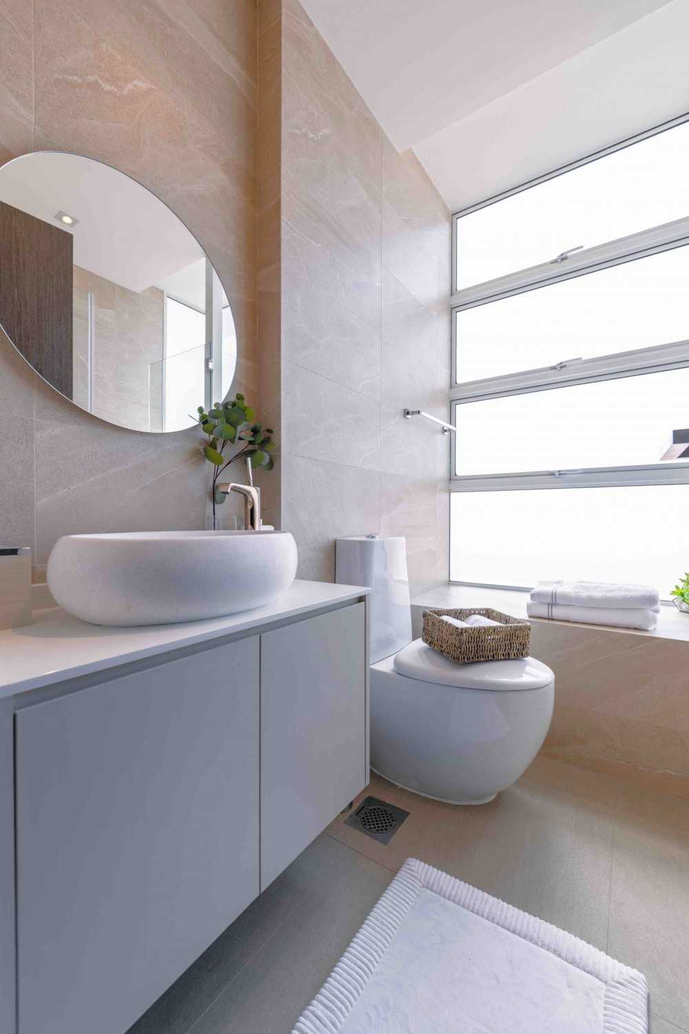 Modern Bathroom with Mirror and Bathroom Storage
