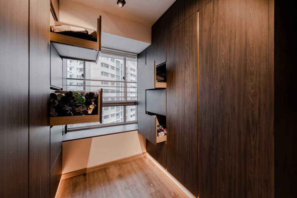 Contemporary Walk-in Wardrobe with Mirror and Wardrobe