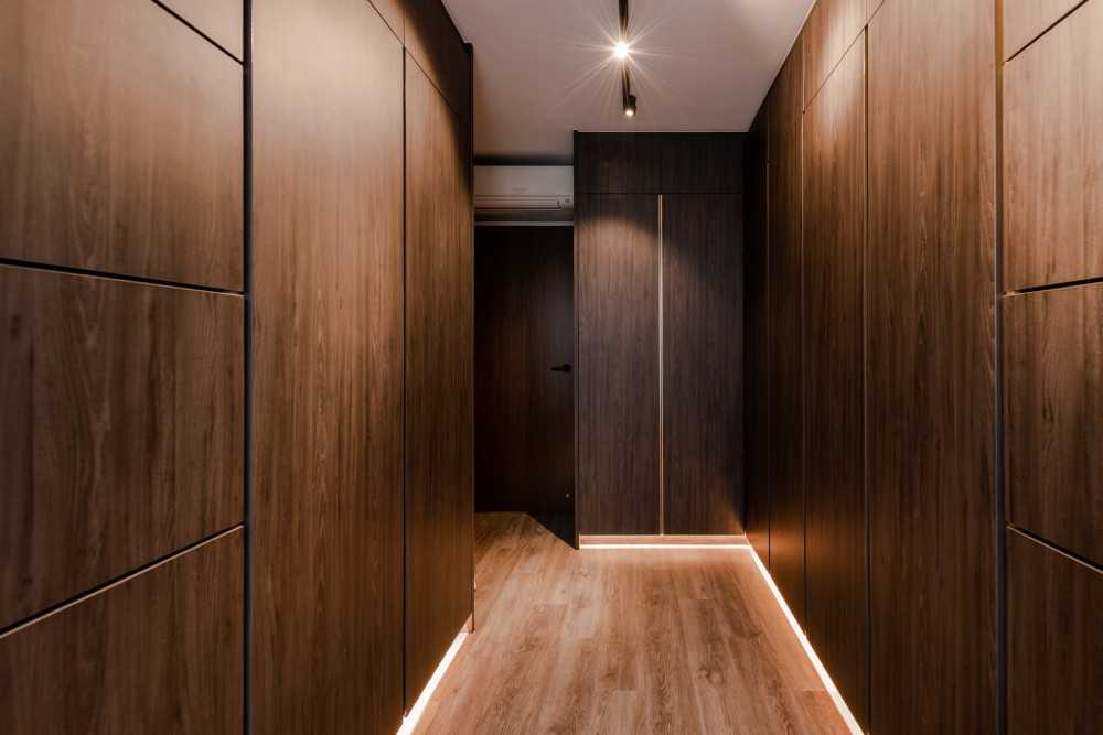 Contemporary Walk-in Wardrobe with Mirror and Wardrobe