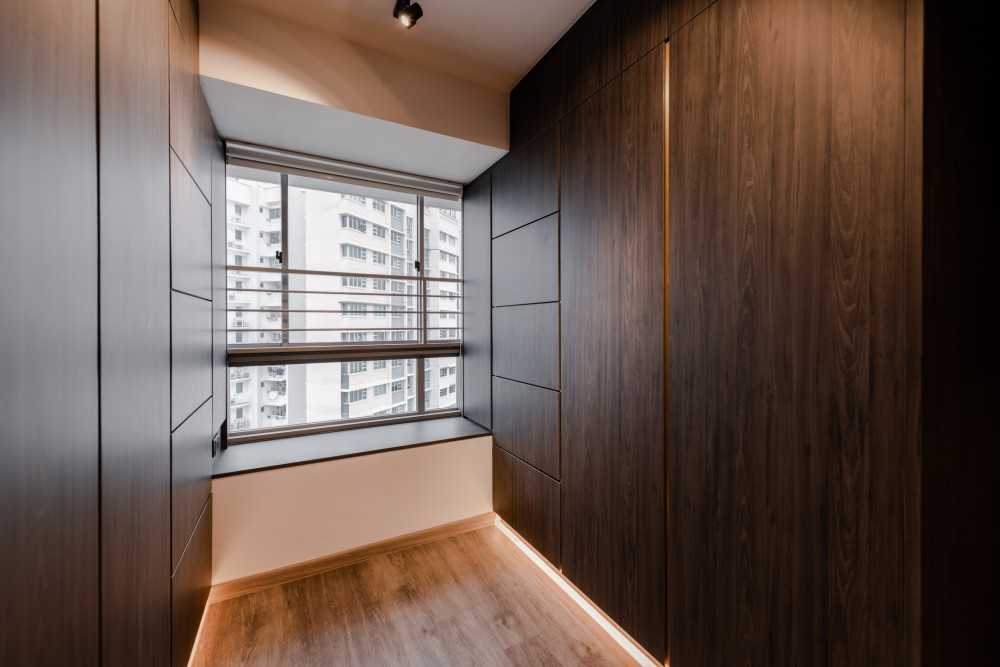 Contemporary Walk-in Wardrobe with Wardrobe and Sliding Wardrobe