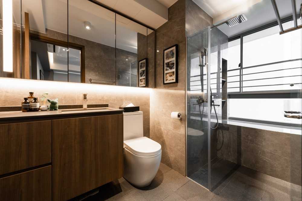 Contemporary Bathroom with Mirror and Bathroom Storage