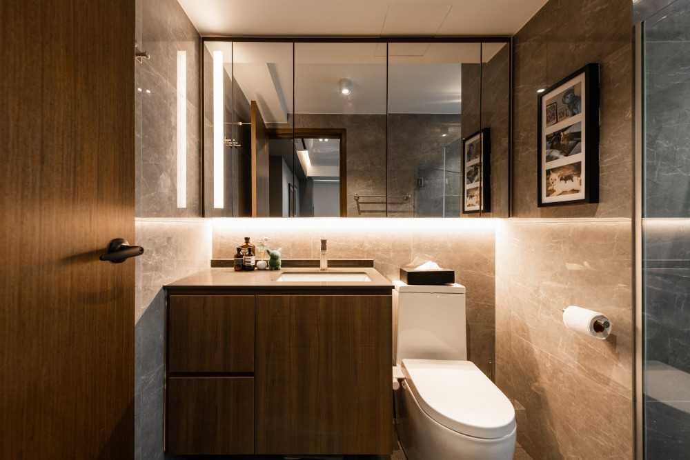 Contemporary Bathroom with Mirror and Bathroom Storage