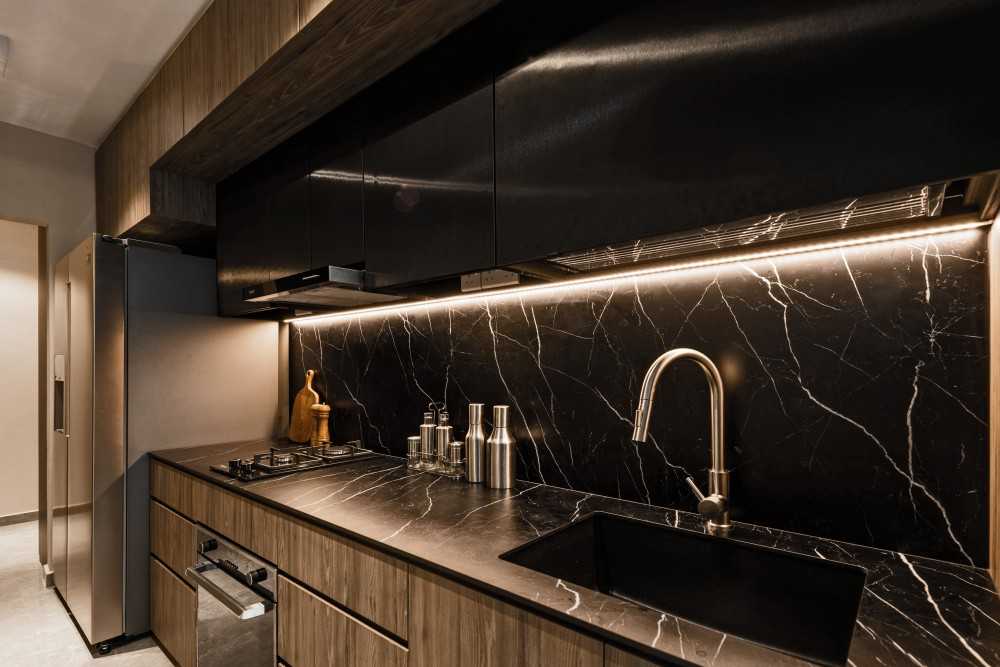 Contemporary Kitchen with Countertop and Kitchen Backsplash