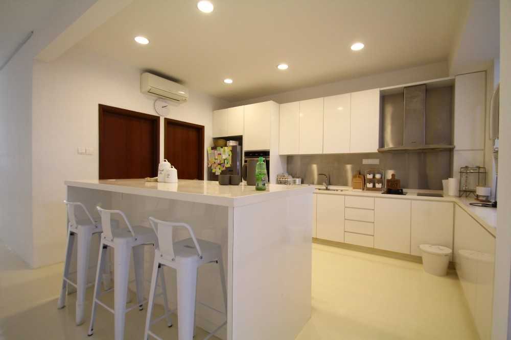 Scandinavian Kitchen with Kitchen Island and Breakfast Counter