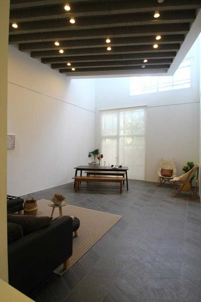 Scandinavian Dining Room with Dining Table and Dining Chairs