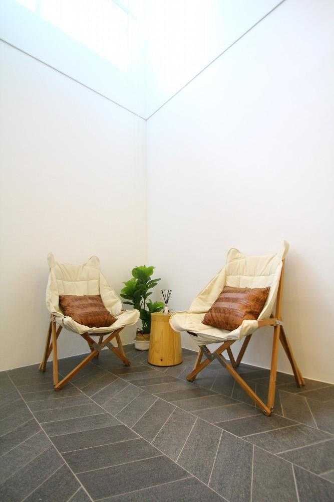 Scandinavian Dining Room with Dining Table and Dining Chairs
