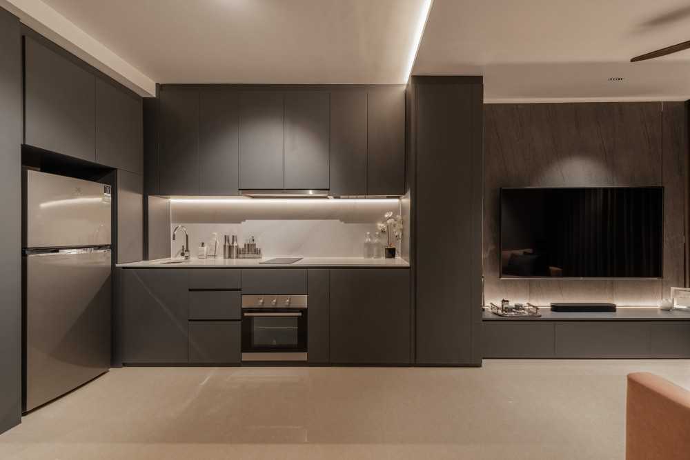 Minimalist Kitchen with Open Kitchen and Kitchen Backsplash