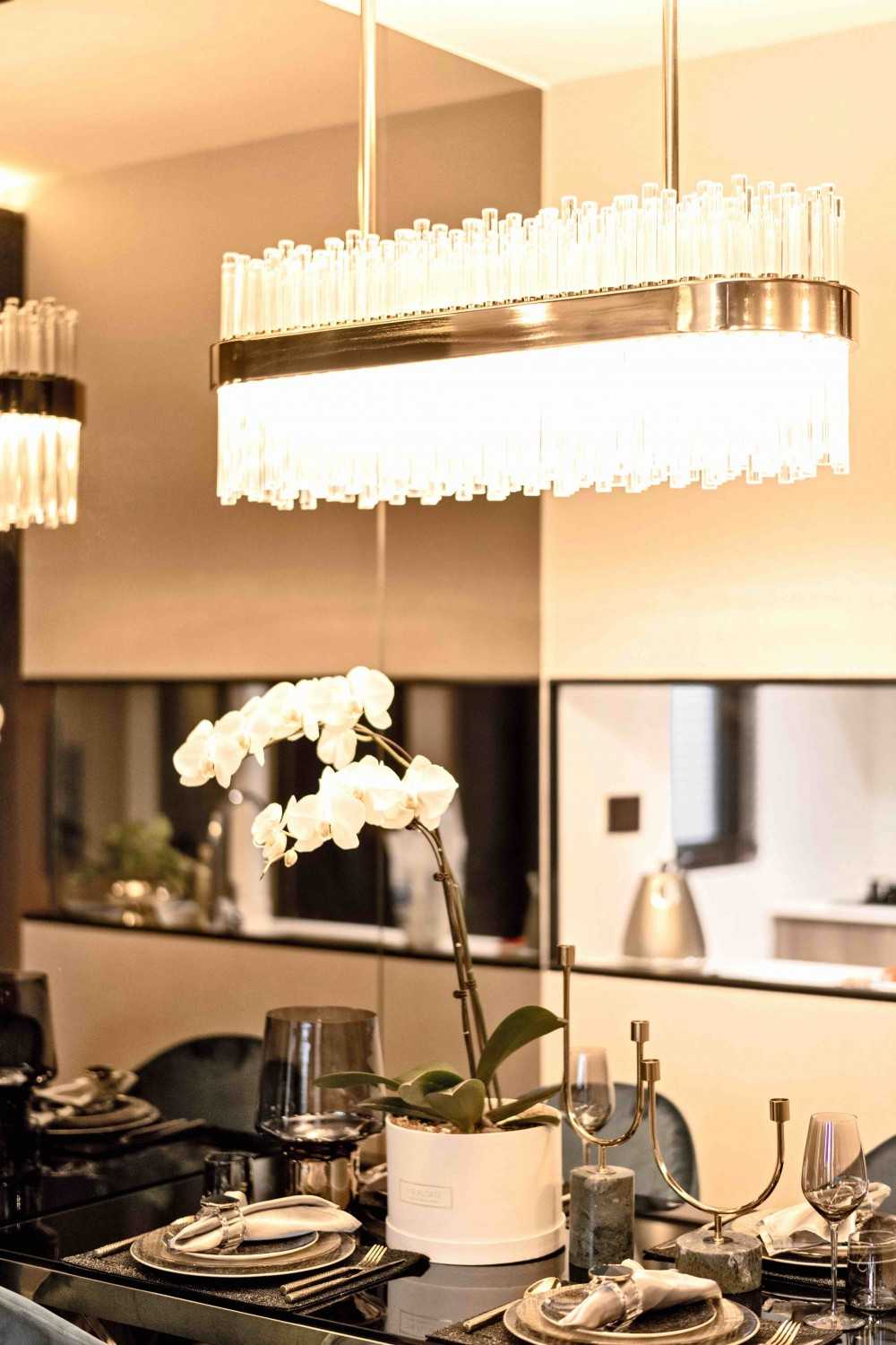 Modern Dining Room with Dining Table and Dining Chairs
