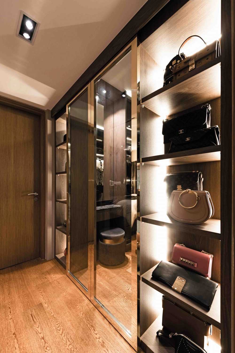 Modern Walk-in Wardrobe with Mirror and Wardrobe