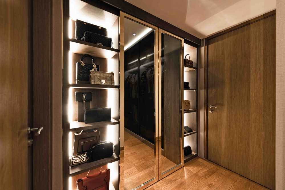 Modern Walk-in Wardrobe with Mirror and Wardrobe