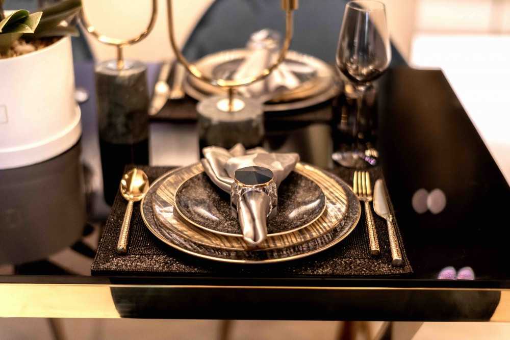 Modern Dining Room with Dining Table and Dining Chairs