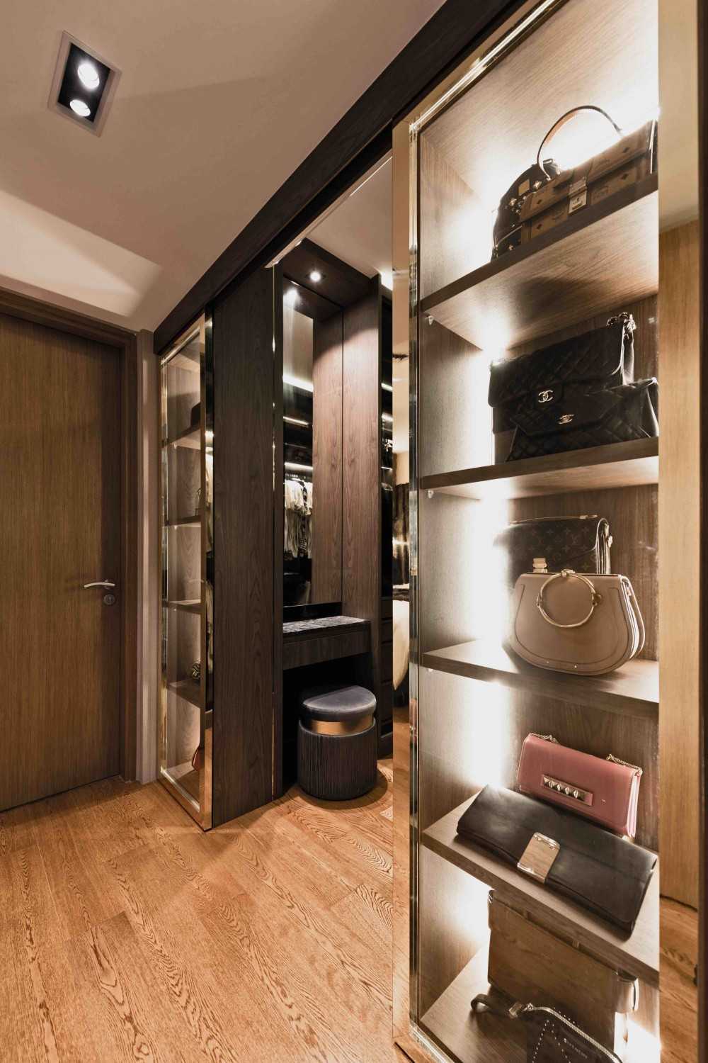 Modern Walk-in Wardrobe with Mirror and Wardrobe
