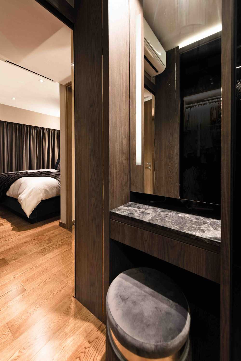Modern Walk-in Wardrobe with Mirror and Wardrobe