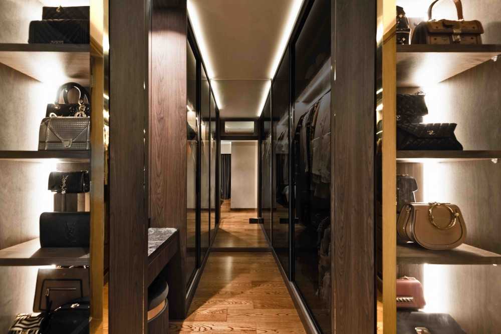 Modern Walk-in Wardrobe with Mirror and Wardrobe