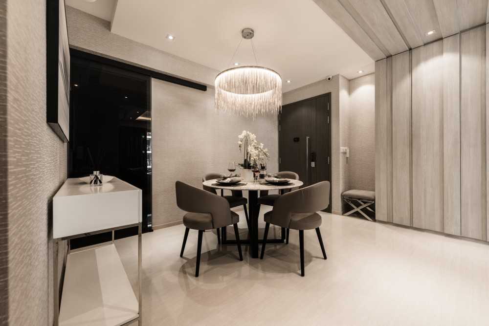 Contemporary Dining Room with Dining Table and Dining Chairs