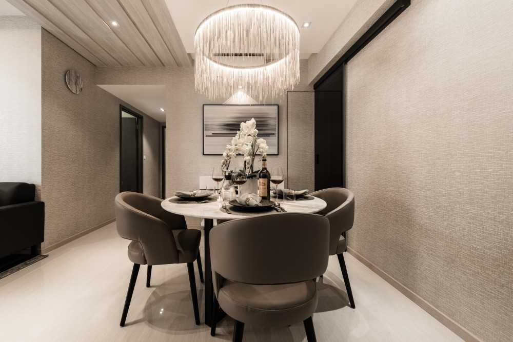 Contemporary Dining Room with Dining Table and Dining Chairs