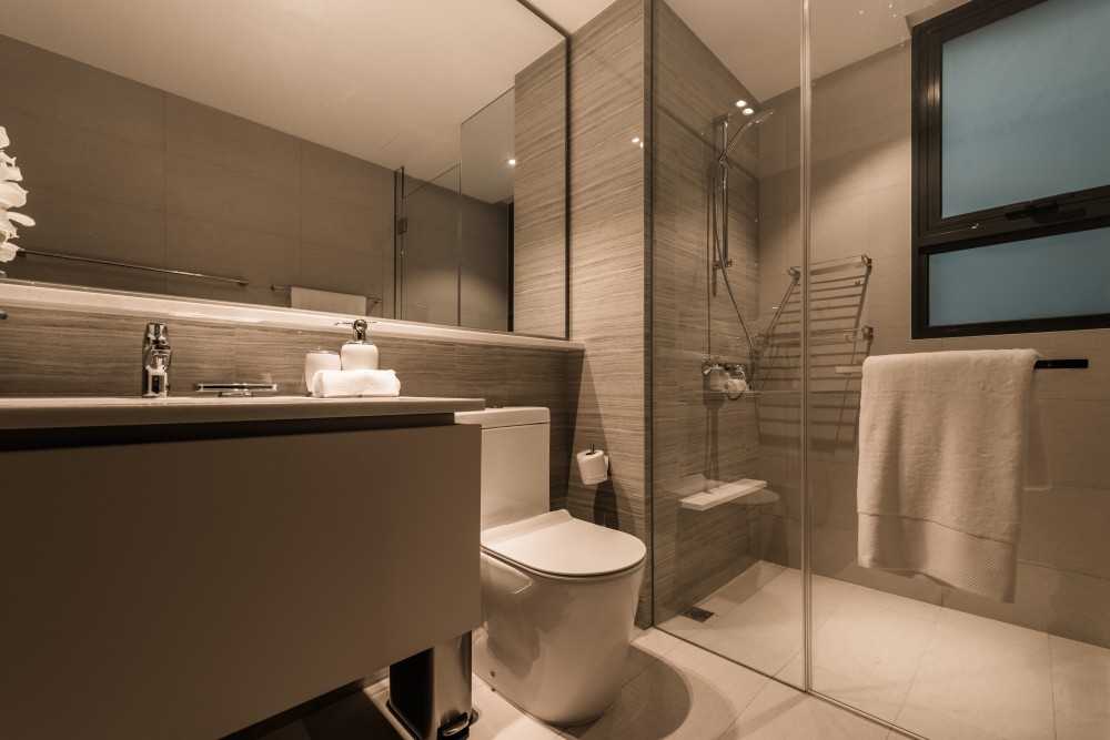 Contemporary Bathroom with Mirror and Shower Screen