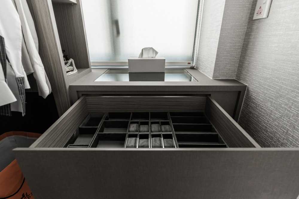 Contemporary Walk-in Wardrobe with Mirror and Wardrobe