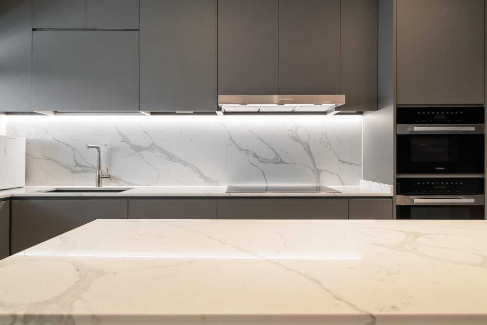 Minimalist Kitchen with Kitchen Island and Breakfast Counter