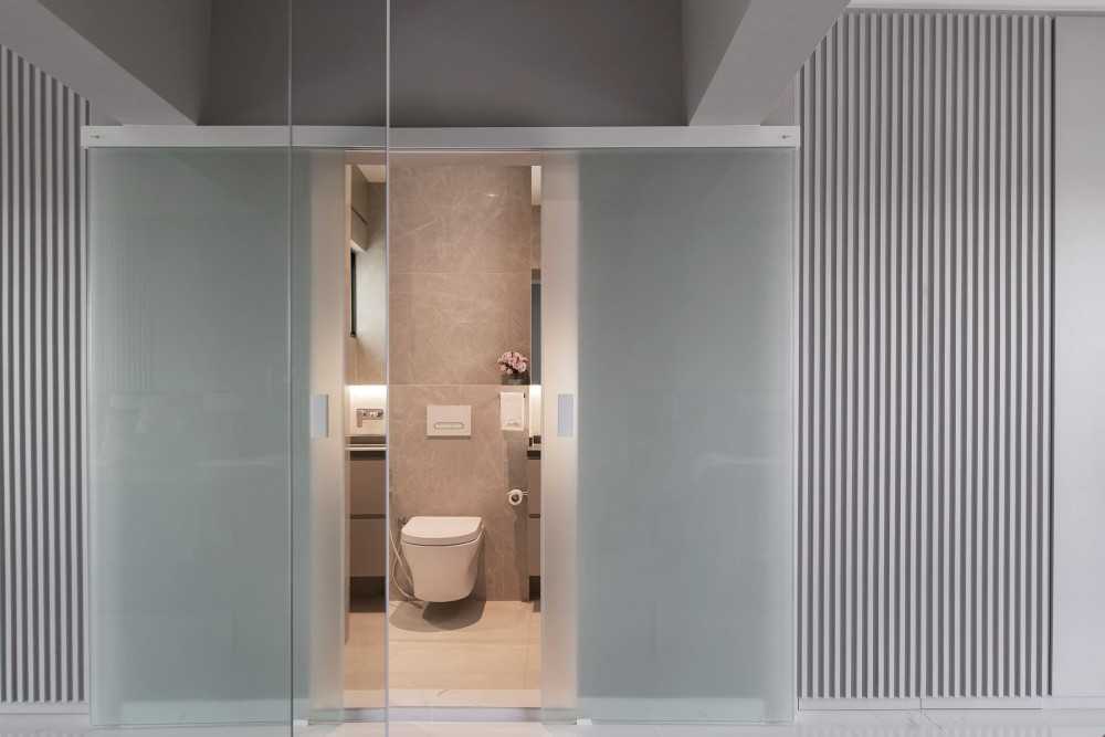 Minimalist Bathroom with Mirror and Bathroom Storage