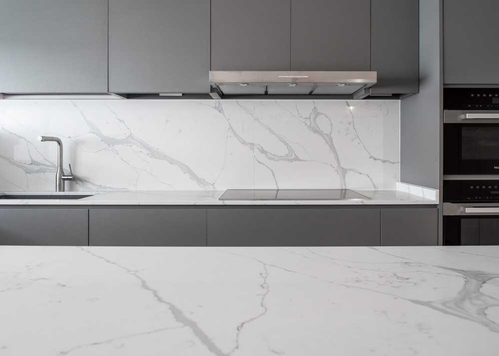 Minimalist Kitchen with Kitchen Island and Breakfast Counter