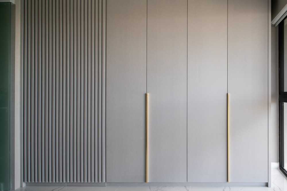 Minimalist Walk-in Wardrobe with Mirror and Wardrobe