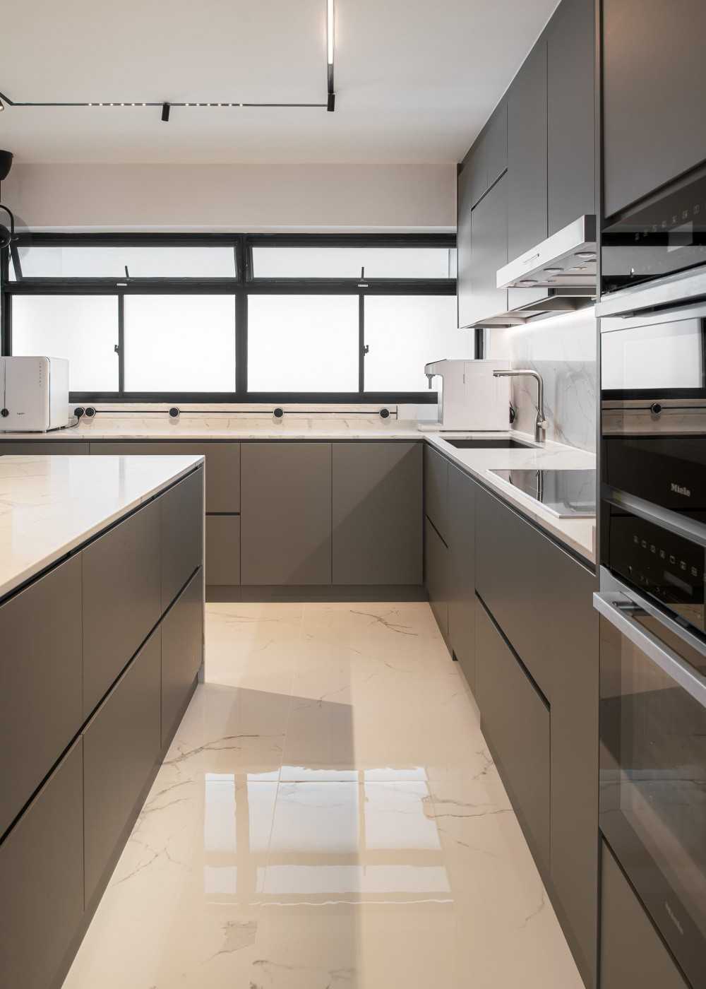 Minimalist Kitchen with Kitchen Island and Breakfast Counter