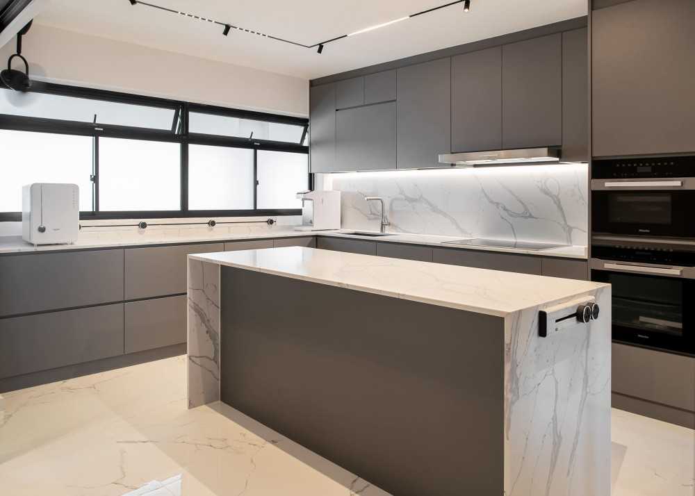 Minimalist Kitchen with Kitchen Island and Breakfast Counter