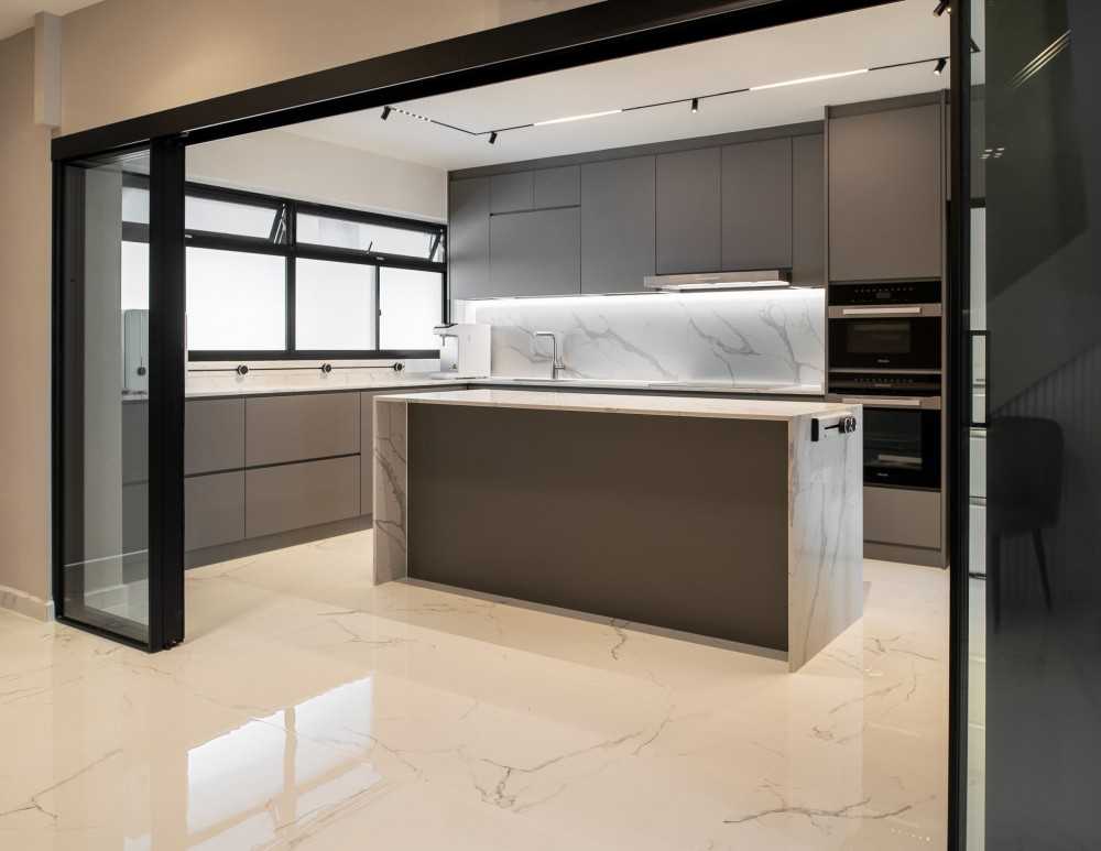 Minimalist Kitchen with Kitchen Island and Breakfast Counter