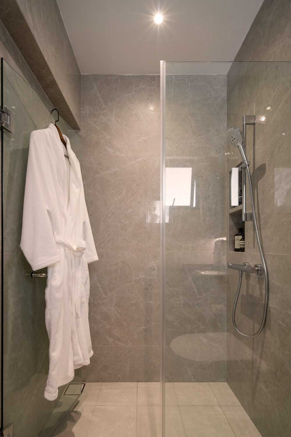 Minimalist Bathroom with Mirror and Bathroom Storage