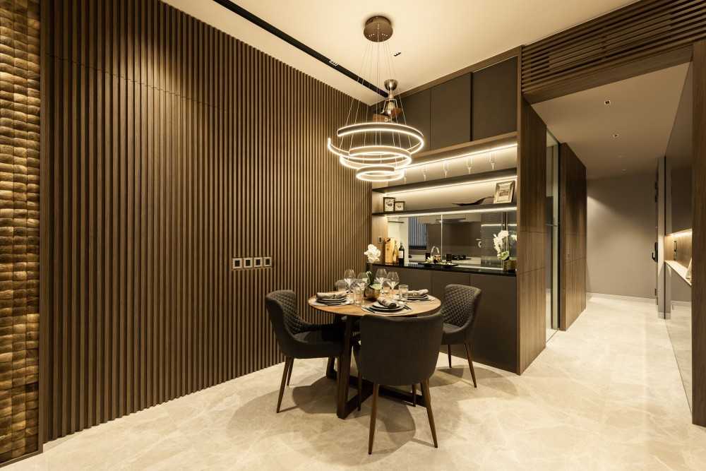 Contemporary Dining Room with Dining Table and Dining Chairs