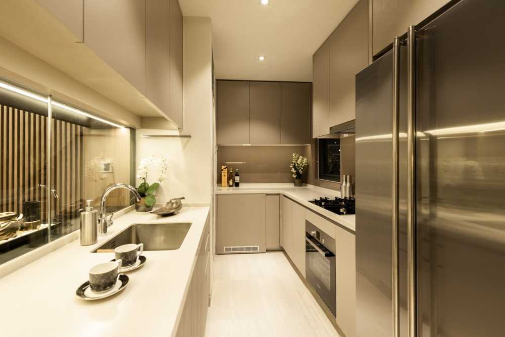 Contemporary Kitchen with Kitchen Window and Breakfast Counter