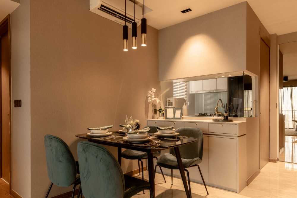 Contemporary Dining Room with Dining Table and Dining Chairs