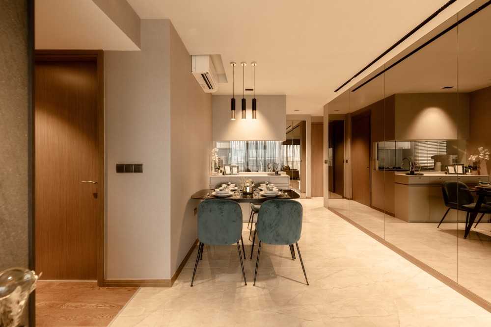 Contemporary Dining Room with Dining Table and Dining Chairs