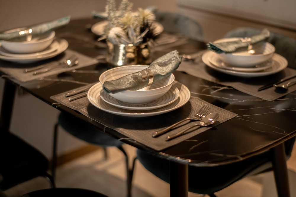 Contemporary Dining Room with Dining Table and Dining Chairs