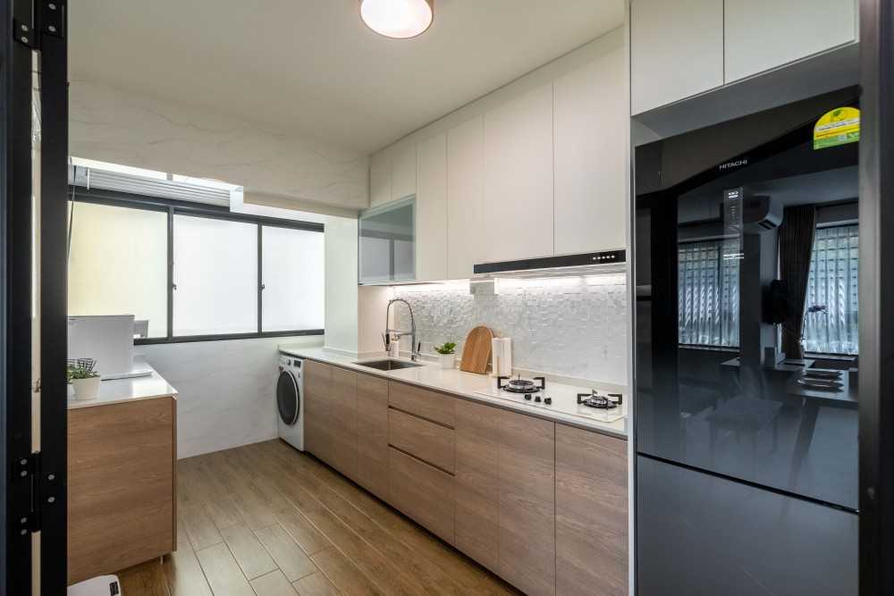 Contemporary Kitchen with Countertop and Vinyl Flooring