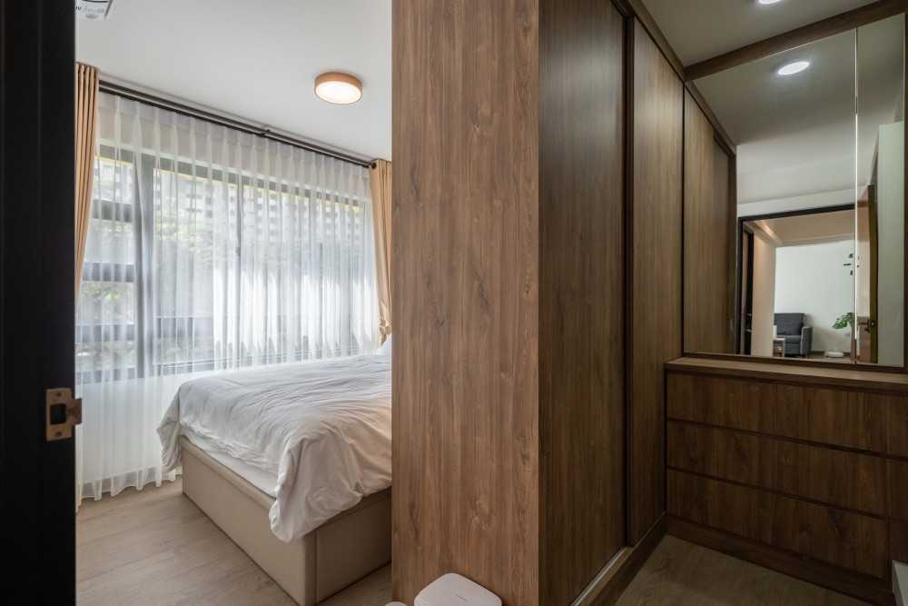 Contemporary Bedroom with Vinyl Flooring and Homogeneous Tiles