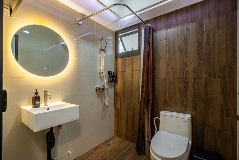 Contemporary Bathroom with Vinyl Flooring and Homogeneous Tiles