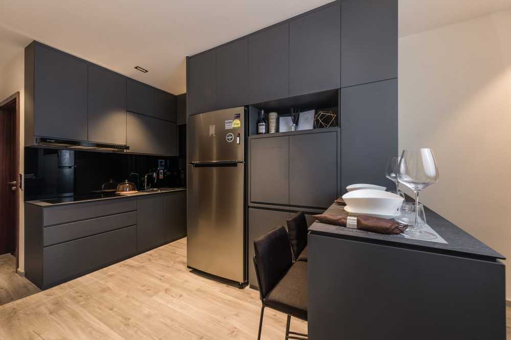 Contemporary Kitchen with Kitchen Island and Breakfast Counter