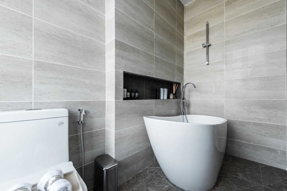 Contemporary Bathroom with Mirror and Bathtub