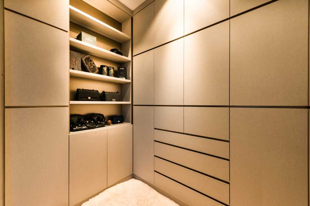 Contemporary Walk-in Wardrobe with Mirror and Wardrobe
