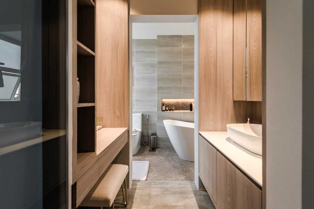 Contemporary Bathroom with Mirror and Bathroom Storage