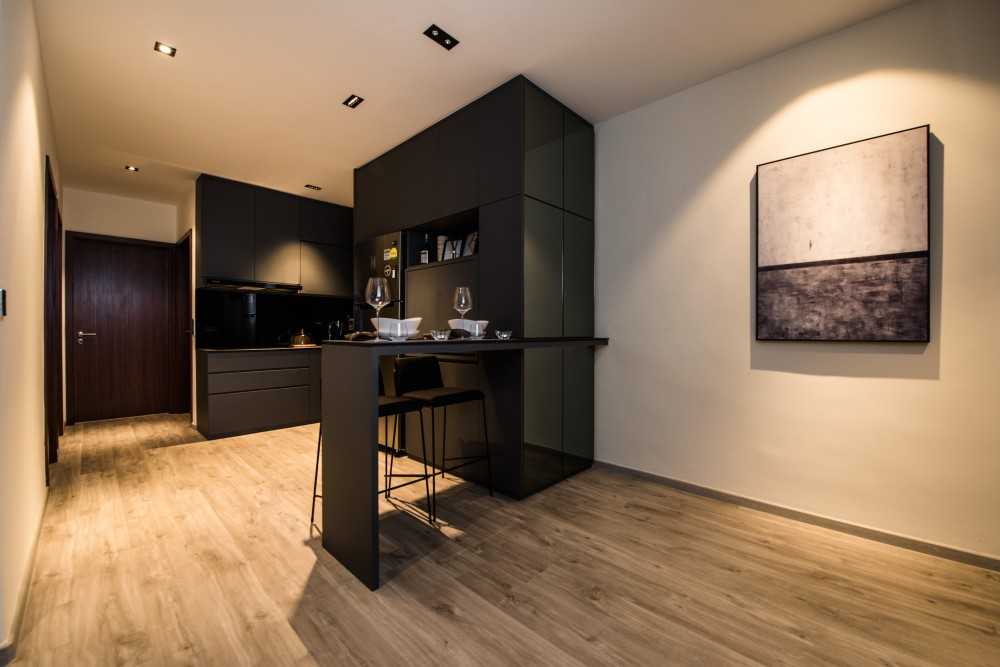Contemporary Kitchen with Breakfast Counter and Kitchen Backsplash