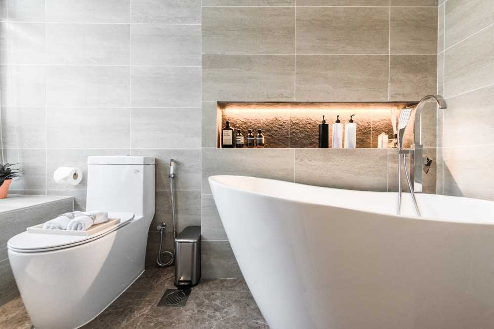 Contemporary Bathroom with Mirror and Bathroom Storage