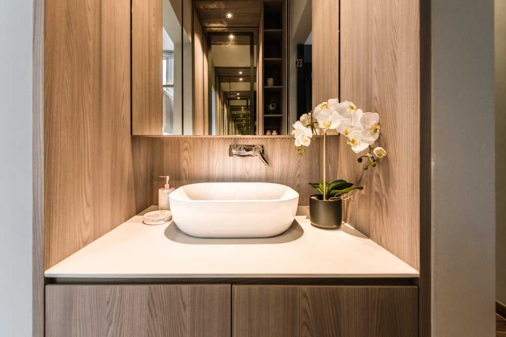 Contemporary Bathroom with Bathtub and Bathroom Storage