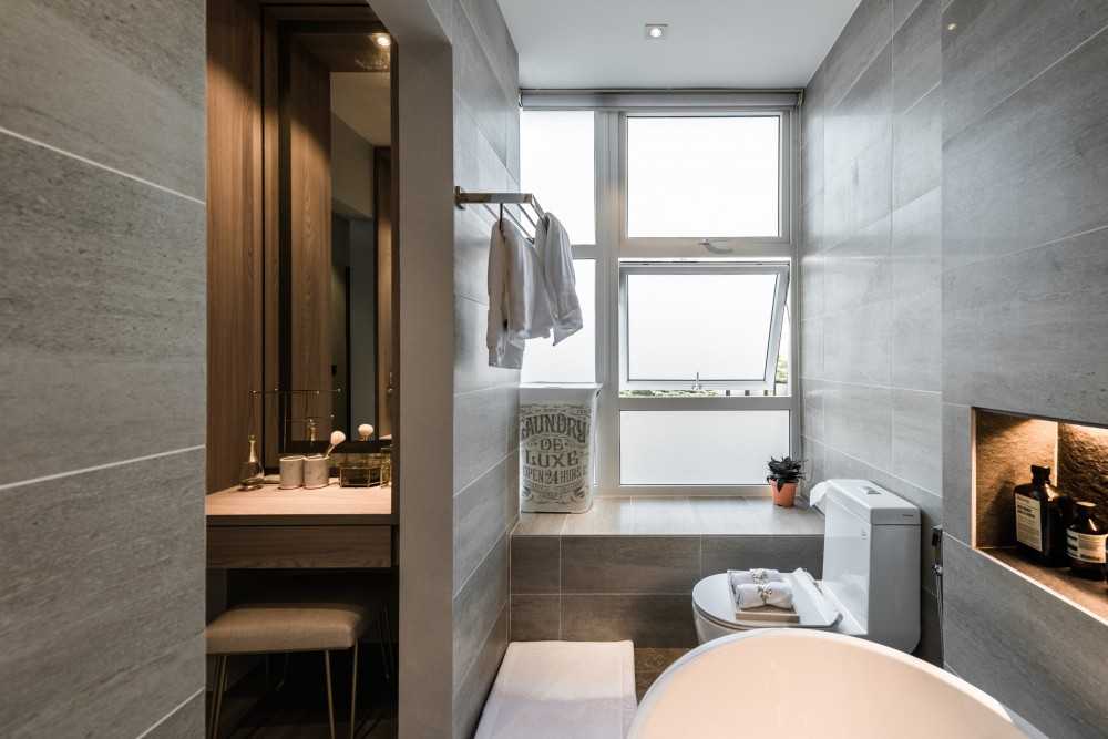 Contemporary Bathroom with Bathtub and Bathroom Storage